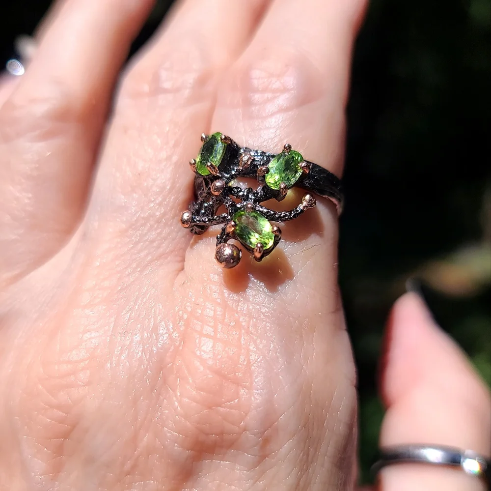Peridot sterling wreath Vine ring with rose gold accents sz 8 - Picture 5 of 7